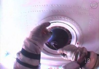 Космонавт помыл снаружи «окно» МКС инвентарем собственной разработки