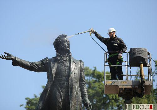 При поддержке компании «Керхер» помыли памятник Пушкину