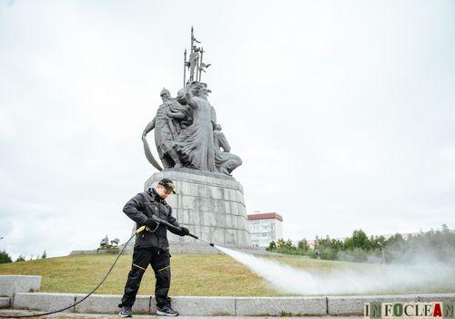 Пресс-релиз: Компания «Керхер» в подарок ко Дню города почистила памятник основателям Сургута