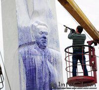 В Екатеринбурге отмыли памятник первому Президенту России. На 95%