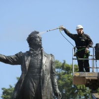 При поддержке компании «Керхер» помыли памятник Пушкину