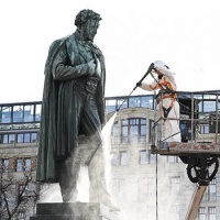 Пресс-релиз: Памятник Пушкину очистили после зимы с использованием оборудования Kärcher