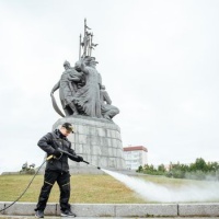 Пресс-релиз: Компания «Керхер» в подарок ко Дню города почистила памятник основателям Сургута