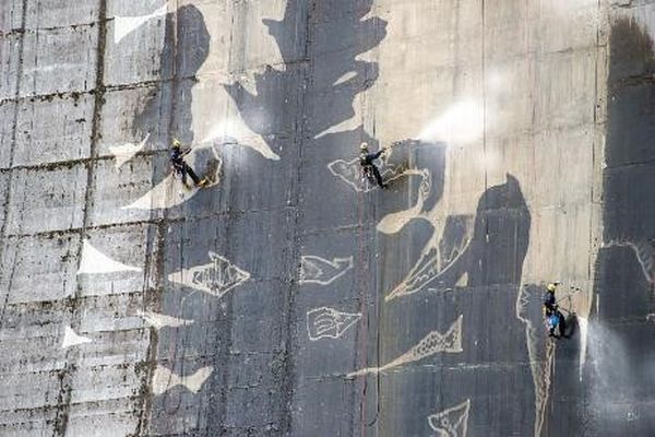 Kärcher и художник Клаус Даувен создали реверсивное граффити на стене плотины